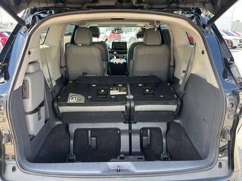 Used 2021 Toyota Sienna XLE FWD image 30