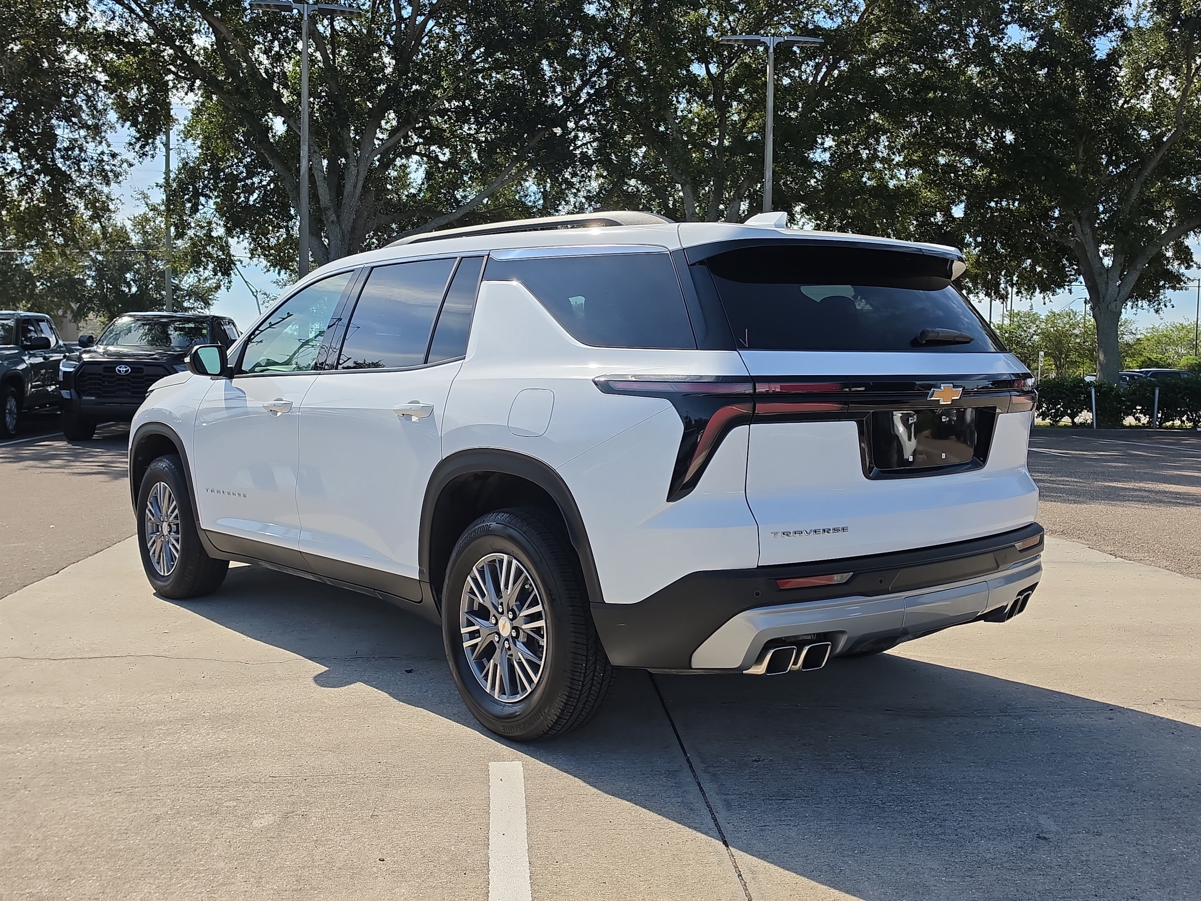 Used 2025 Chevrolet Traverse LT FWD image 6