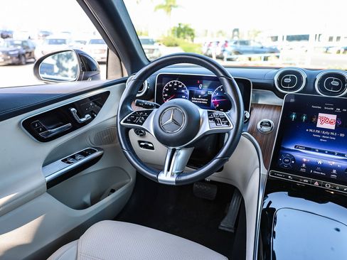 Used 2024 Mercedes-Benz GLC 300 4MATIC image 4