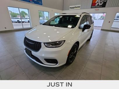 Used 2025 Chrysler Pacifica Limited