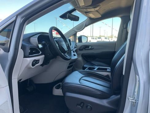 Used 2023 Chrysler Pacifica Touring-L FWD image 3