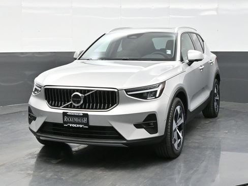 Used 2025 Volvo XC40 B5 Plus image 2
