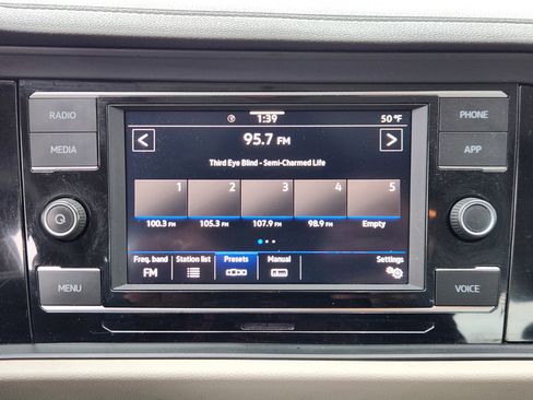 Used 2023 Volkswagen Jetta SE w/ Panoramic Sunroof Package image 11