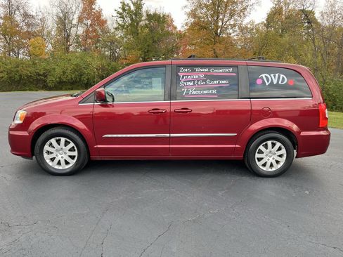 Used 2015 Chrysler Town & Country Touring image 2