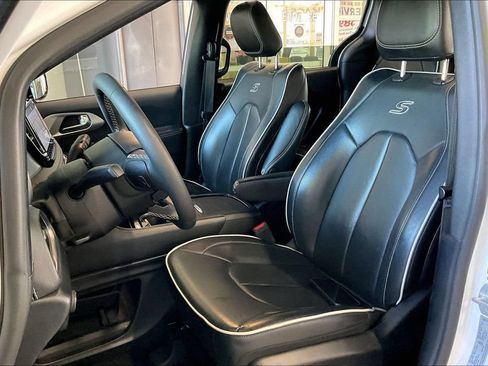 Used 2025 Chrysler Pacifica Limited FWD image 3