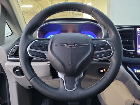 Used 2023 Chrysler Pacifica Touring-L FWD image 21