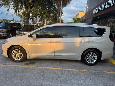 Used 2020 Chrysler Pacifica Touring-L FWD image 5