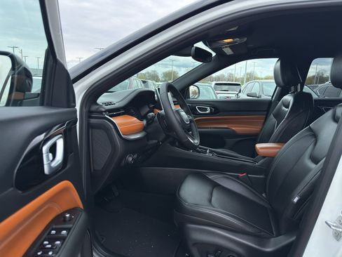 Used 2025 Jeep Compass Limited AWD/4WD image 12