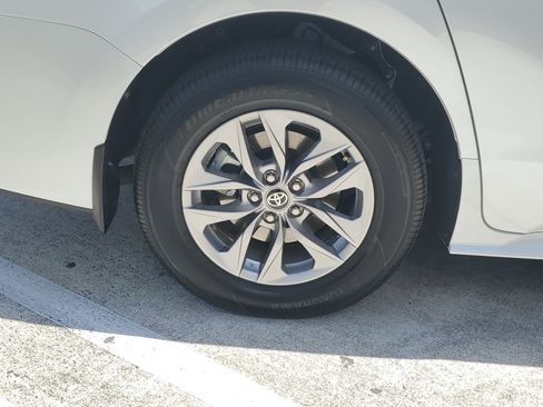 Certified 2025 Toyota Sienna XLE FWD image 7