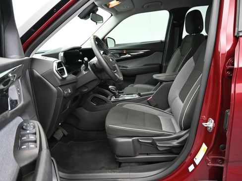 Used 2025 Chevrolet TrailBlazer LT w/ LT Cold Weather Package image 38