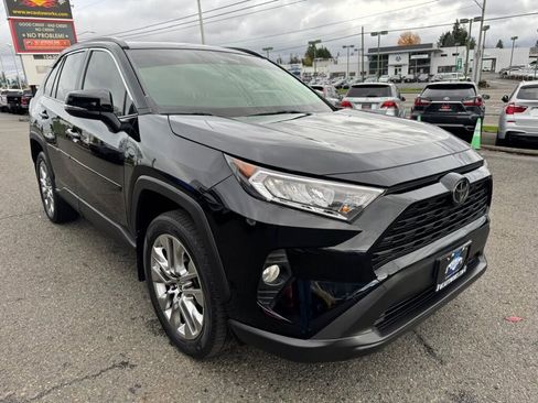 Used 2020 Toyota RAV4 XLE Premium image 8