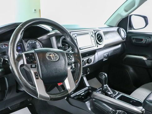 Used 2017 Toyota Tacoma SR5 AWD/4WD image 23