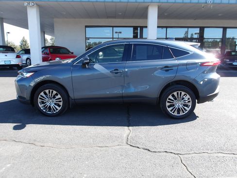 Used 2023 Toyota Venza Limited image 2