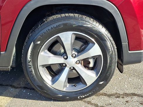 Certified 2019 Jeep Cherokee Limited image 8