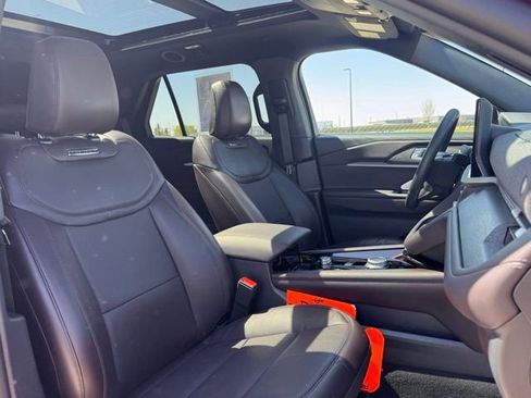 Used 2025 Ford Explorer Platinum AWD/4WD image 19
