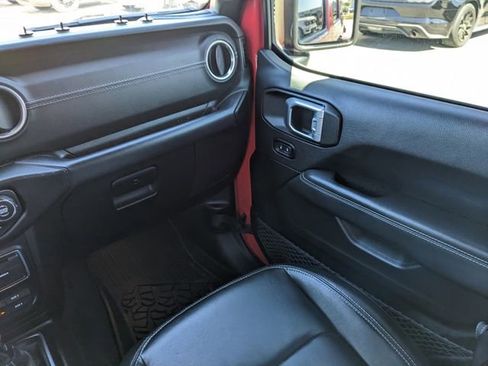 Used 2019 Jeep Wrangler Unlimited Sahara AWD/4WD image 15