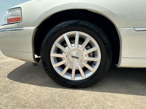 Used 2006 Lincoln Town Car Signature RWD image 14