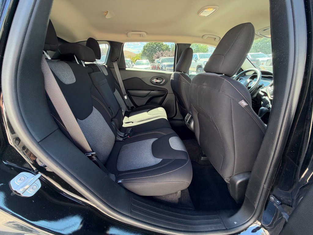 Used 2017 Jeep Cherokee Sport FWD image 18