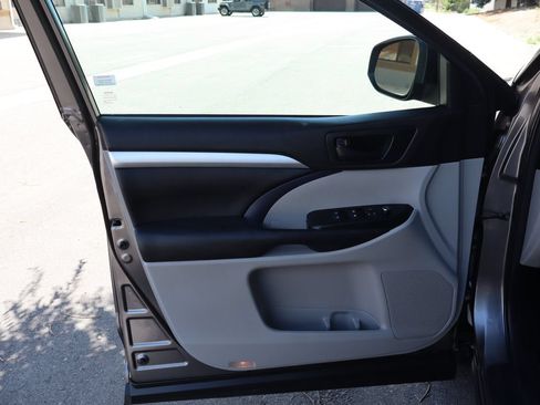 Used 2018 Toyota Highlander Plus AWD/4WD image 25