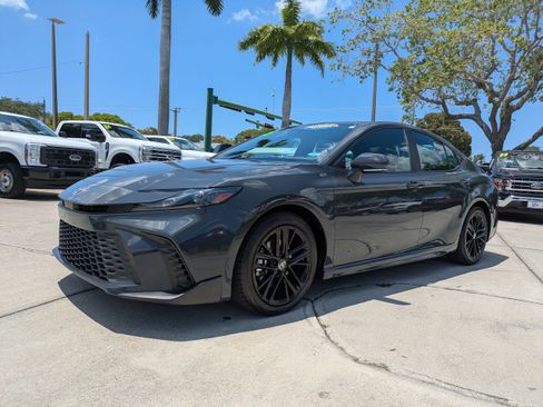 Used 2025 Toyota Camry SE FWD image 7