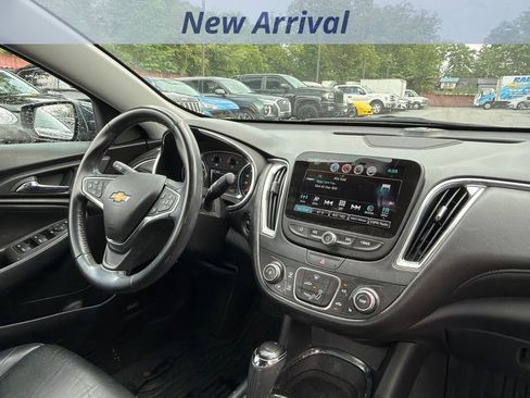 Used 2018 Chevrolet Malibu LT w/ Leather Package FWD image 4
