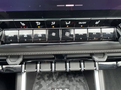 Used 2023 Chevrolet Colorado LT w/ LT Convenience Package III image 38