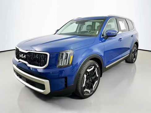 Used 2024 Kia Telluride EX w/ EX Captain's Chair Package image 3