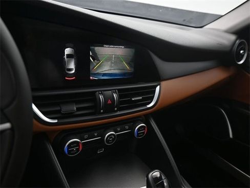 Used 2019 Alfa Romeo Giulia image 12