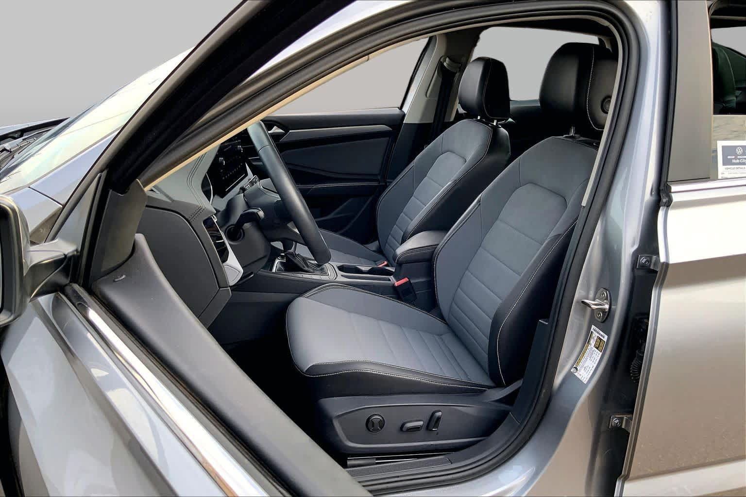 Used 2026 Volkswagen Jetta SE FWD image 8