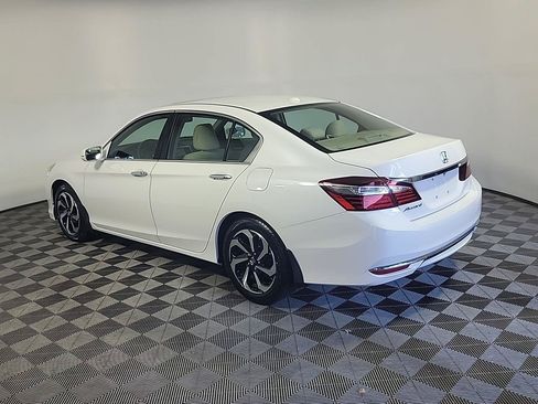 Certified 2017 Honda Accord EX image 9