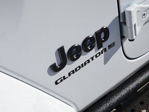 Used 2025 Jeep Gladiator Sport image 9