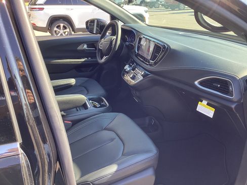 New 2027 Chrysler Pacifica Select FWD image 17