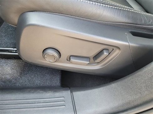 Used 2023 Volvo XC40 B4 Ultimate image 19