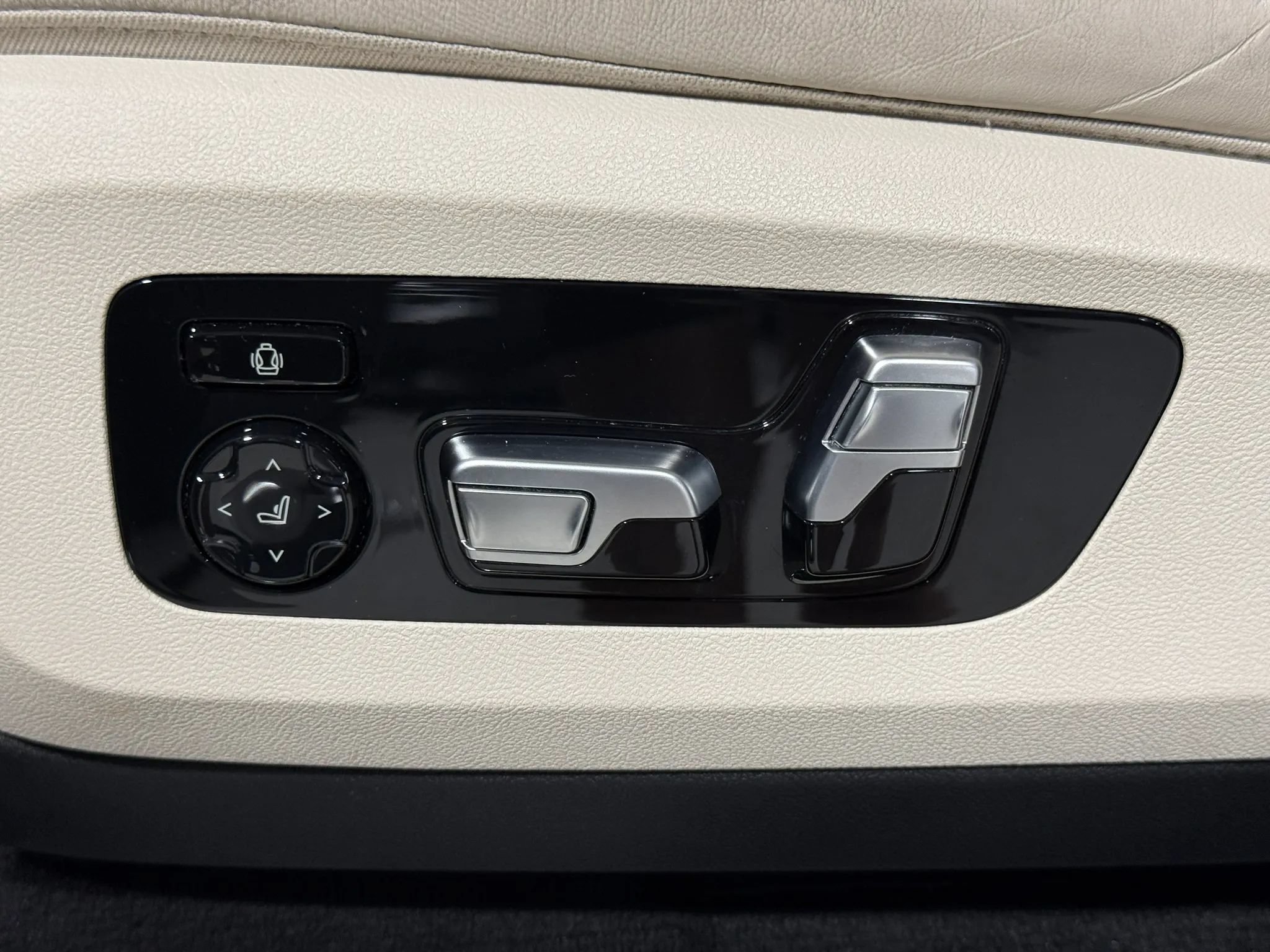 Used 2020 BMW X7 M50i w/ Executive Package AWD/4WD image 21