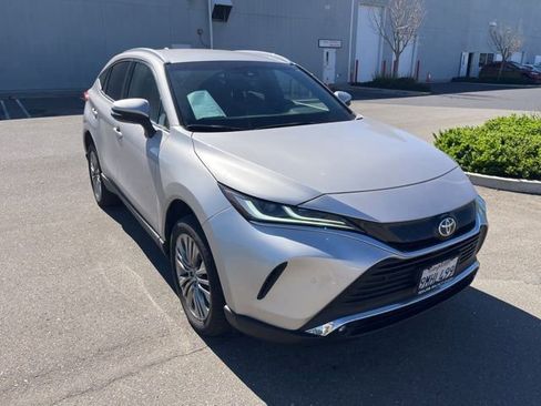 Used 2024 Toyota Venza XLE image 3