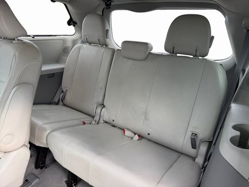 Used 2011 Toyota Sienna XLE image 16