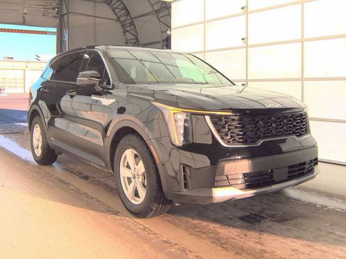 Used 2025 Kia Sorento LX image 3