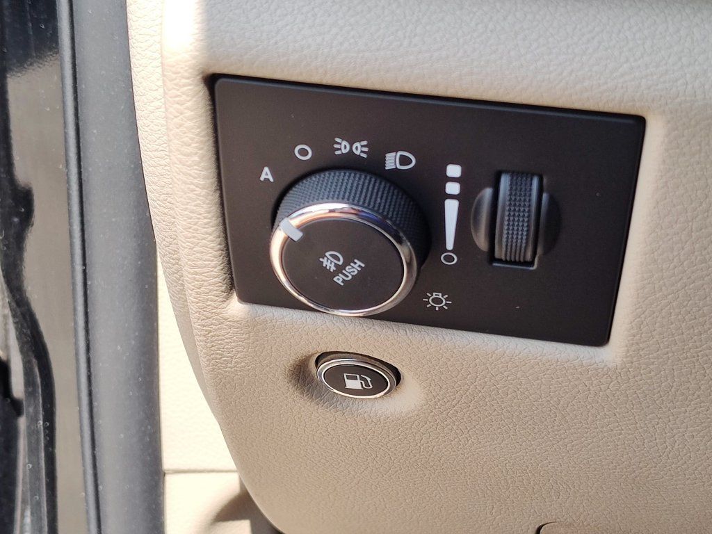 Used 2017 Jeep Grand Cherokee Overland RWD image 24