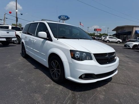 Used 2017 Dodge Grand Caravan GT FWD image 2