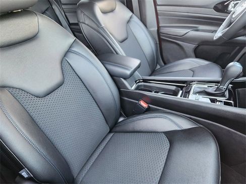 Used 2026 Jeep Compass Latitude image 13