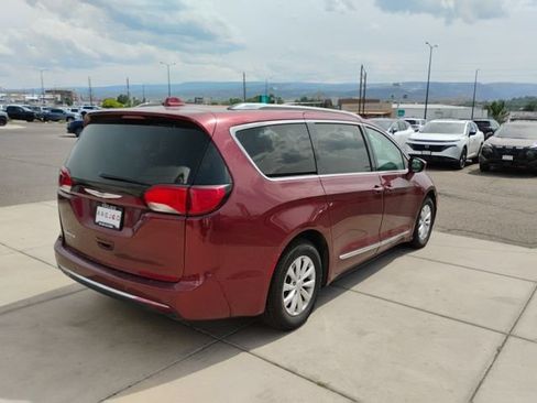Used 2019 Chrysler Pacifica Touring-L FWD image 5