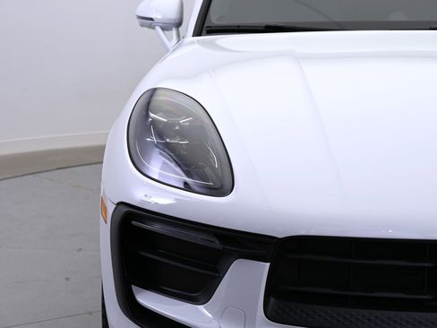 Used 2025 Porsche Macan image 11