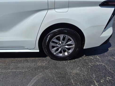 Certified 2023 Toyota Sienna XLE FWD image 4