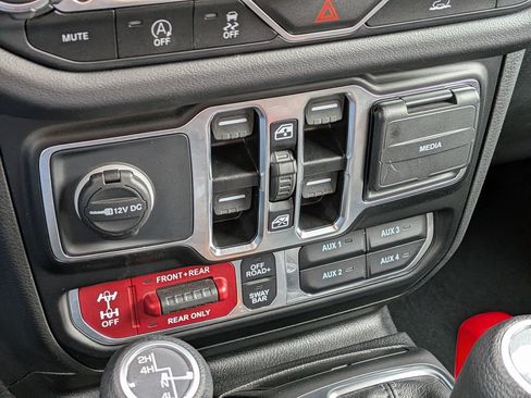 Used 2025 Jeep Wrangler Unlimited Rubicon AWD/4WD image 23