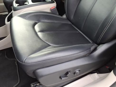 Certified 2024 Chrysler Pacifica Touring-L FWD image 11