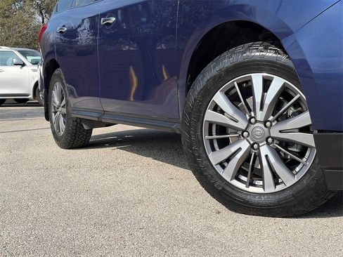 Used 2019 Nissan Pathfinder S image 2