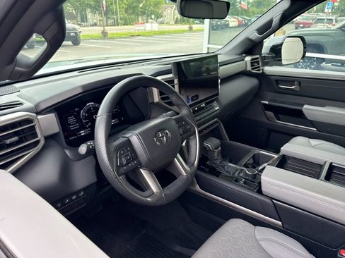 Used 2025 Toyota Tundra Limited AWD/4WD image 10