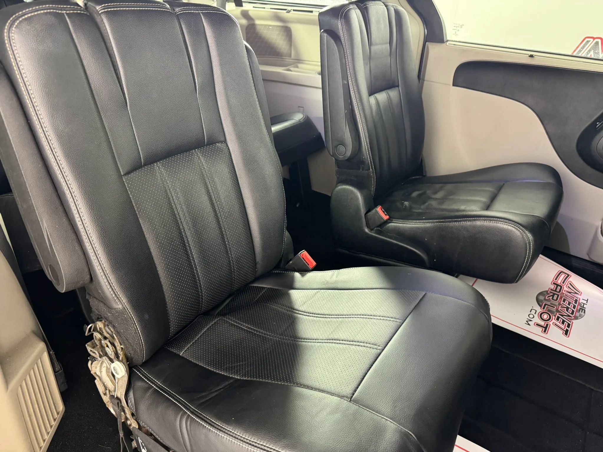 Used 2014 Chrysler Town & Country Touring-L w/ Driver Convenience Group FWD image 36