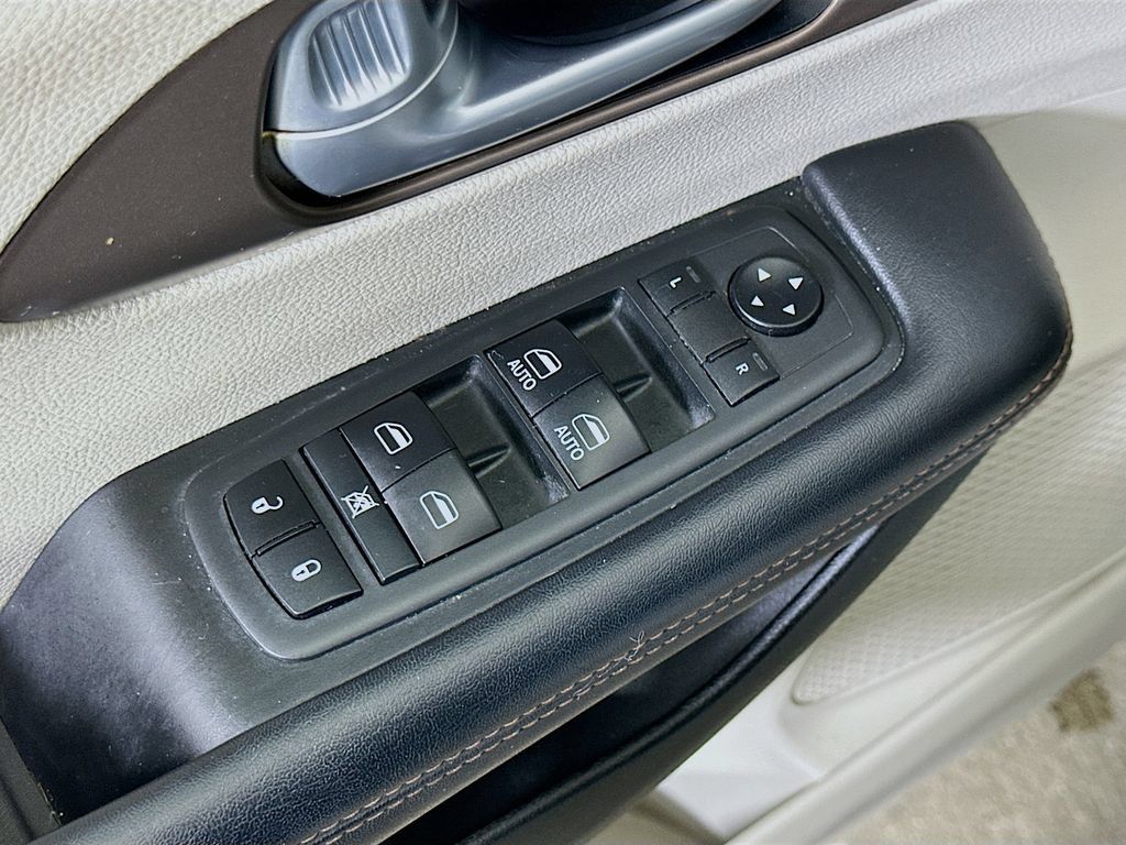 Used 2018 Chrysler Pacifica Touring-L w/ Premium Audio Group FWD image 23