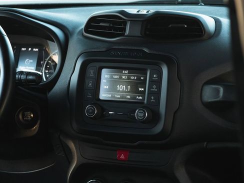 Used 2017 Jeep Renegade Latitude image 4